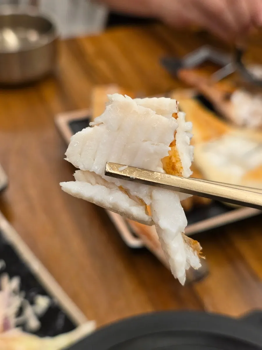 살을 발라낸 생선구이 한 점