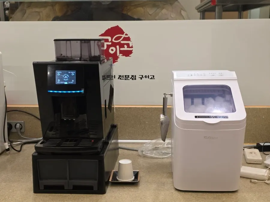 테이블에 비치된 간장과 와사비