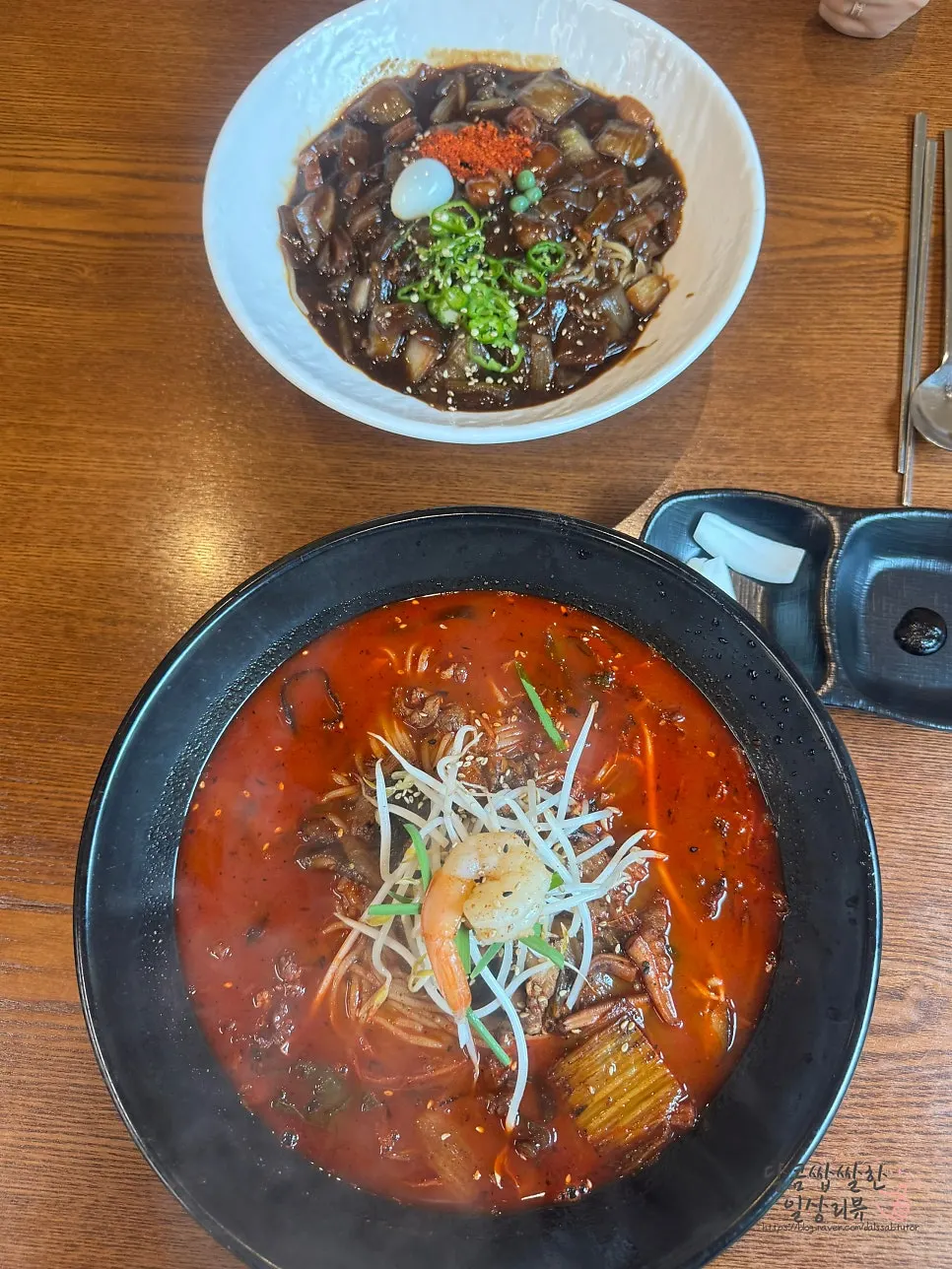 검정 그릇에 담긴 훈짬뽕 곱배기