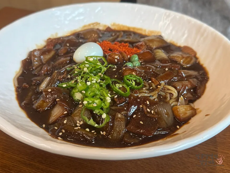 훈짬뽕과 고추짜장이 놓인 상차림