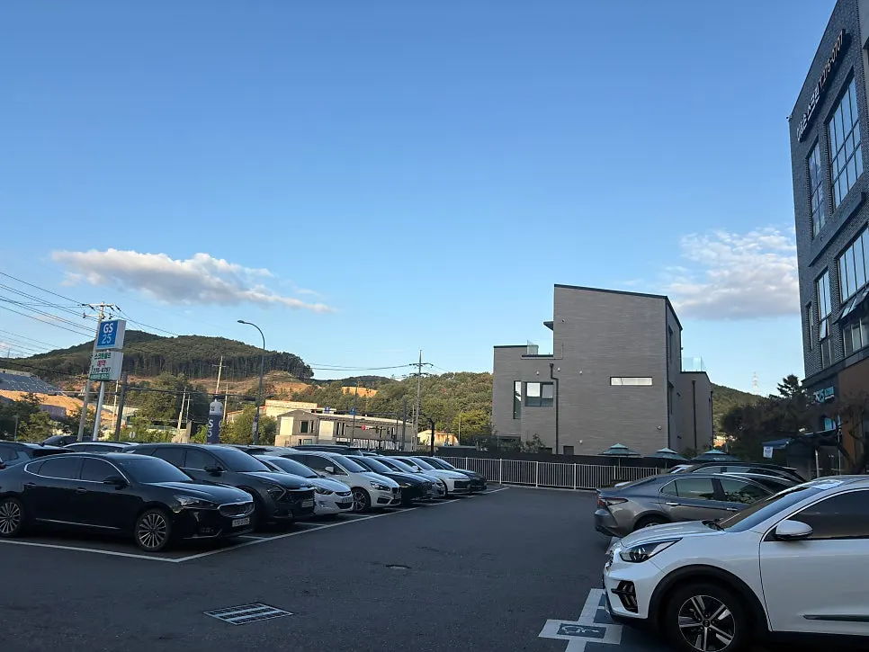 Exterior of Jangwongap Kalguksu Yongin Giheung Branch with the parking area in front