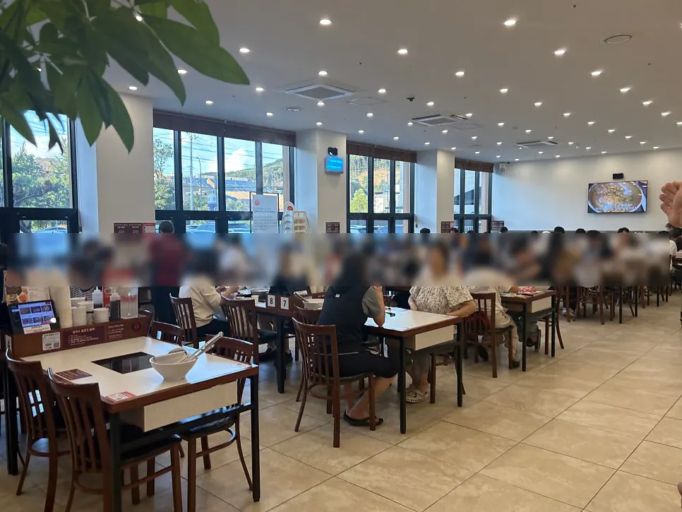 The Jangwongap Kalguksu dining hall filling up with customers