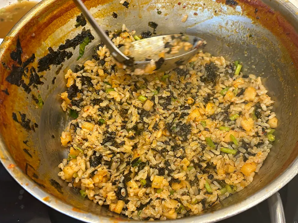 Perilla oil kkakdugi fried rice eaten with Uiseong garlic kimchi