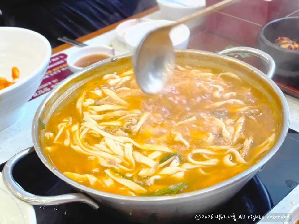 Finished bowl of spicy shabu kalguksu
