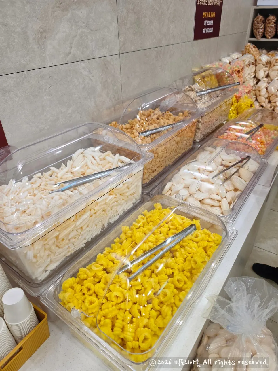 Various types of self-serve ppeongtwigi puffed rice snacks
