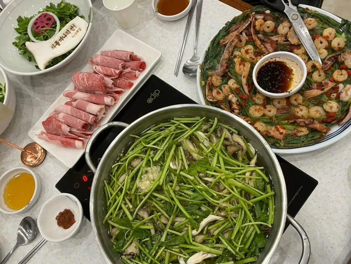 Table setting of Chadol Minari Ssam Kalguksu at Jangwongap Kalguksu Yongin Giheung Branch