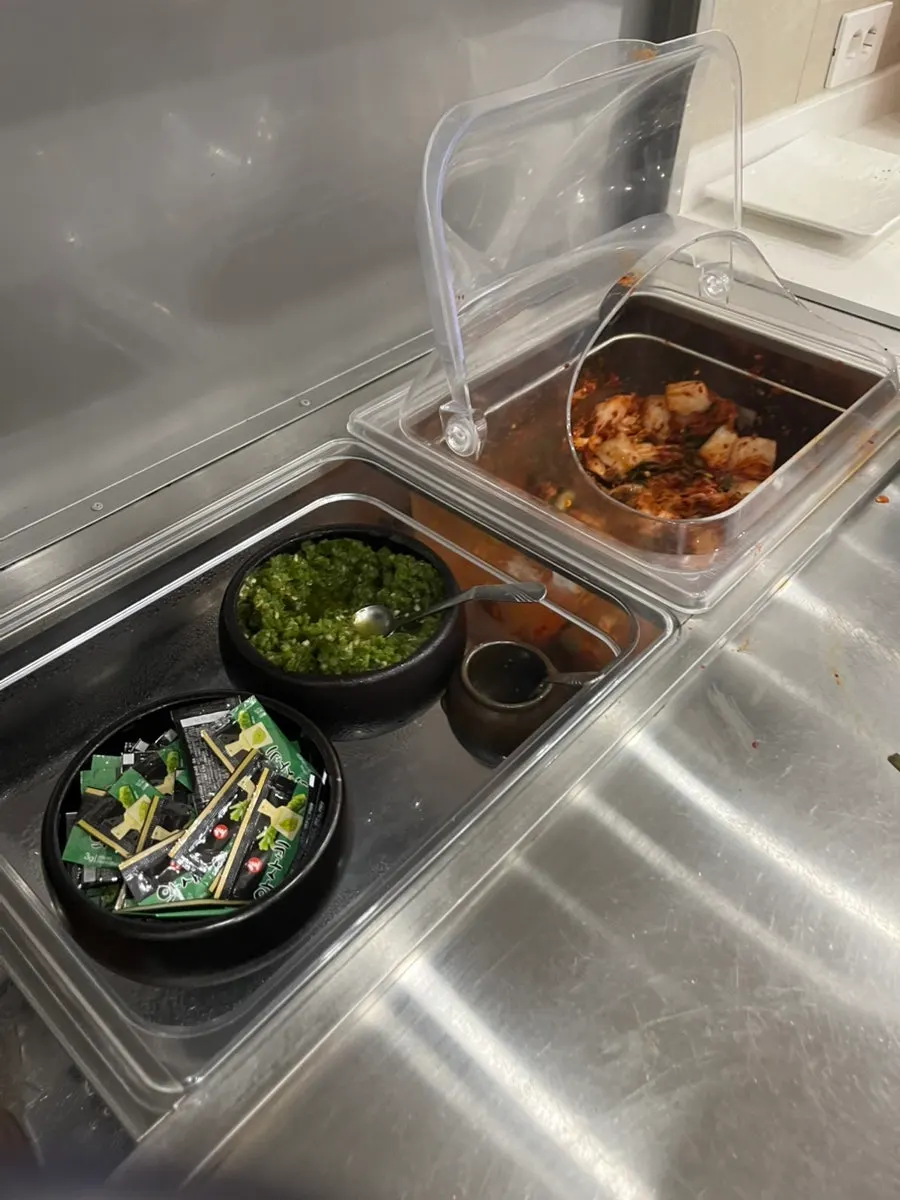 Self-service takeout container corner for seafood pancake
