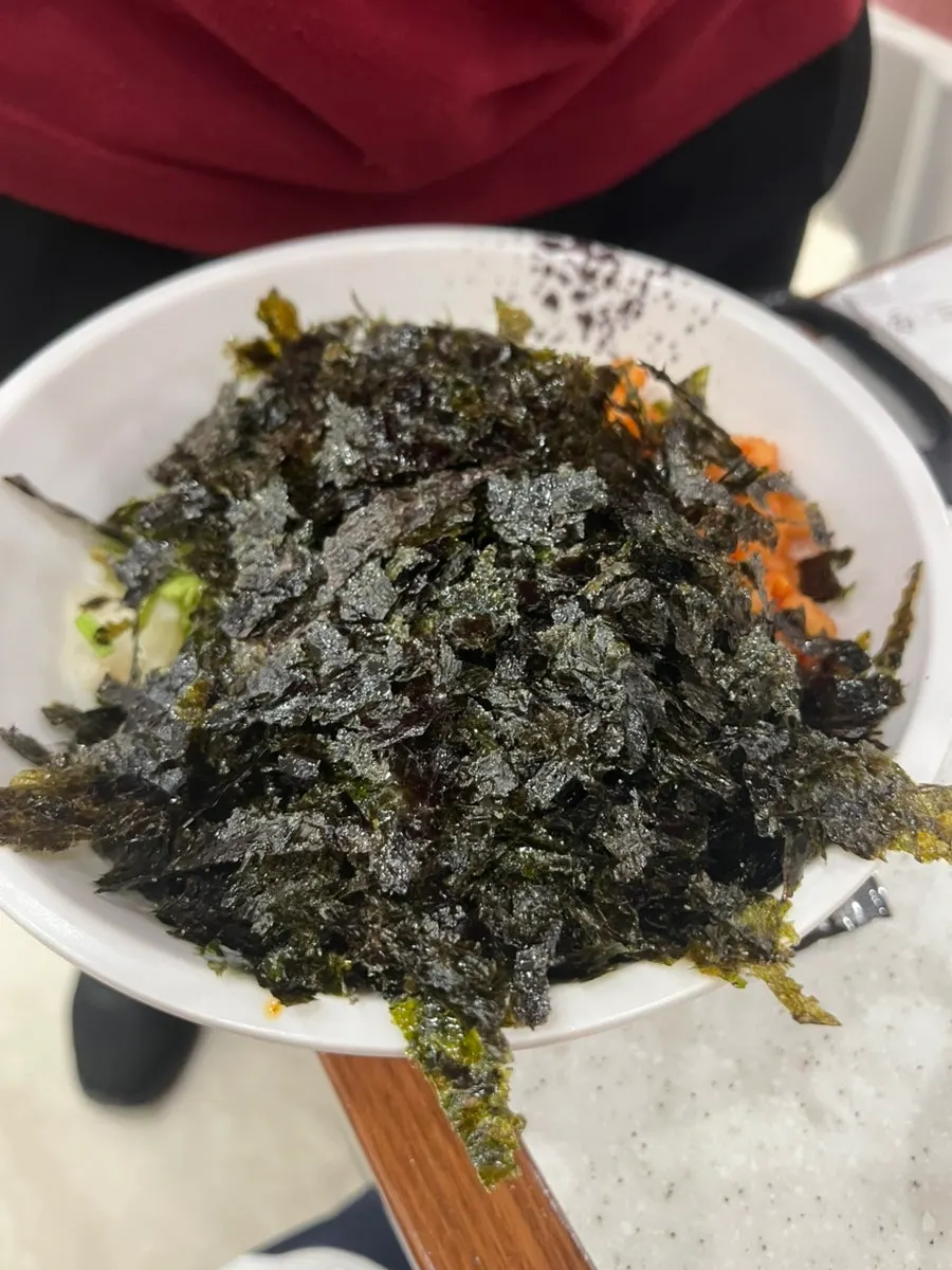Uiseong garlic kimchi geotjeori served with kalguksu