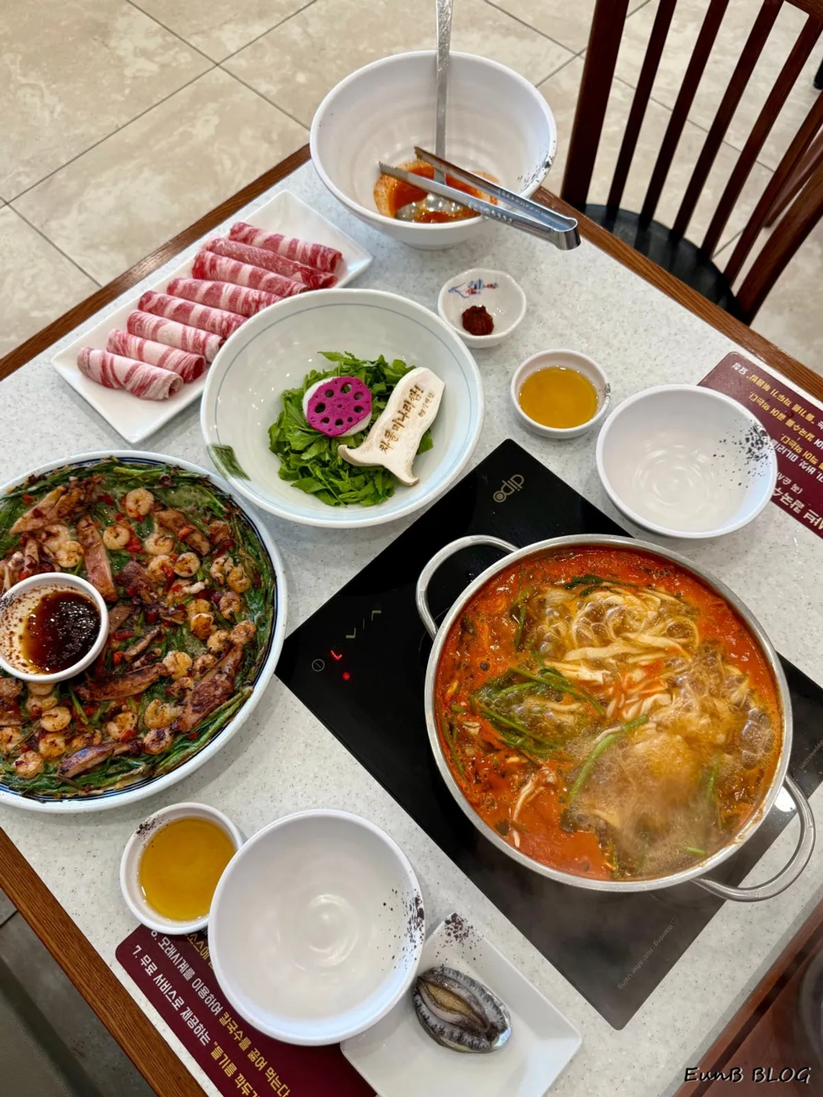 Jangwongap's house-made cheese noodle stretching out