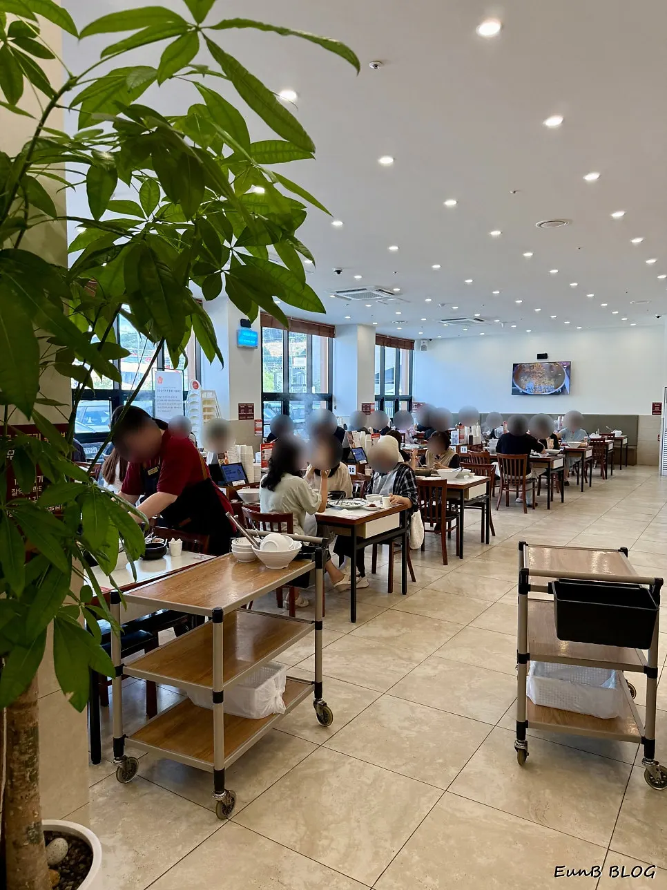 Spacious, clean dining hall at Jangwongap Kalguksu Yongin Giheung Branch