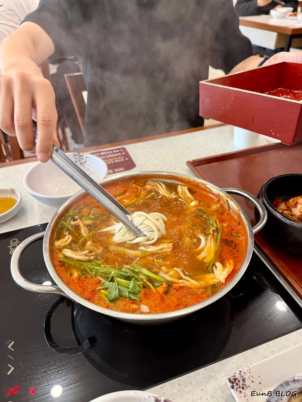 House-made kalguksu noodle stretching like cheese