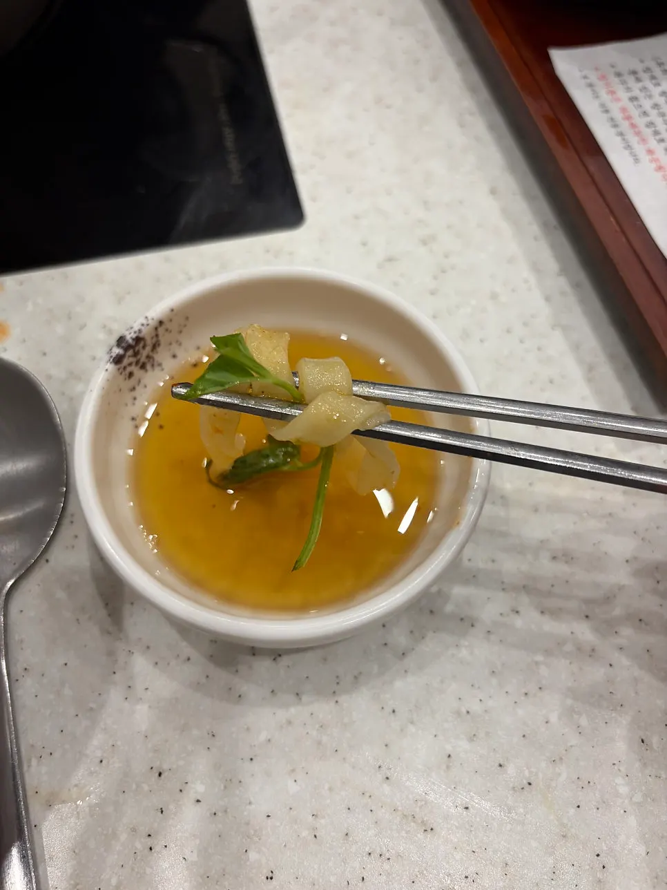 마늘김치를 올린 칼국수 면