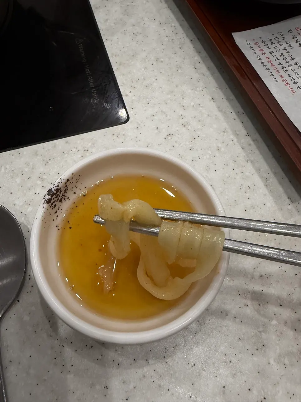 얼큰 육수에 잠긴 칼국수와 버섯