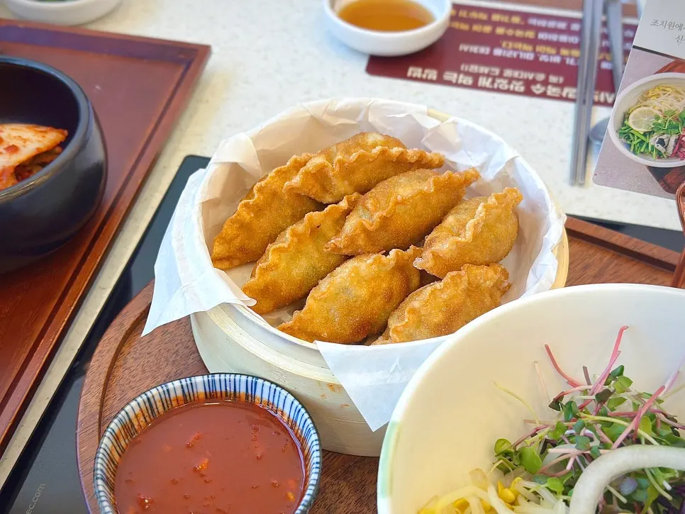 Beautifully plated Jochiwon peach bibim mandu