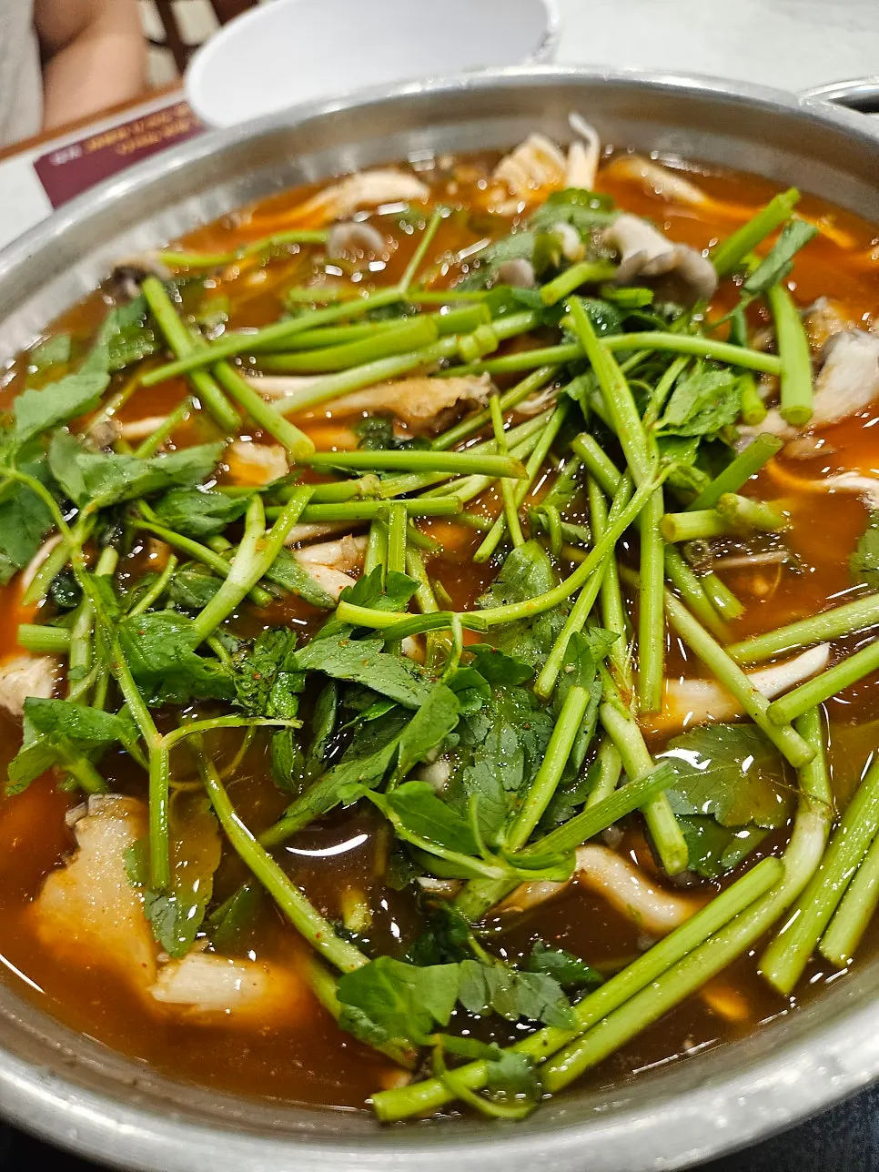 여유 있게 마련된 매장 테이블