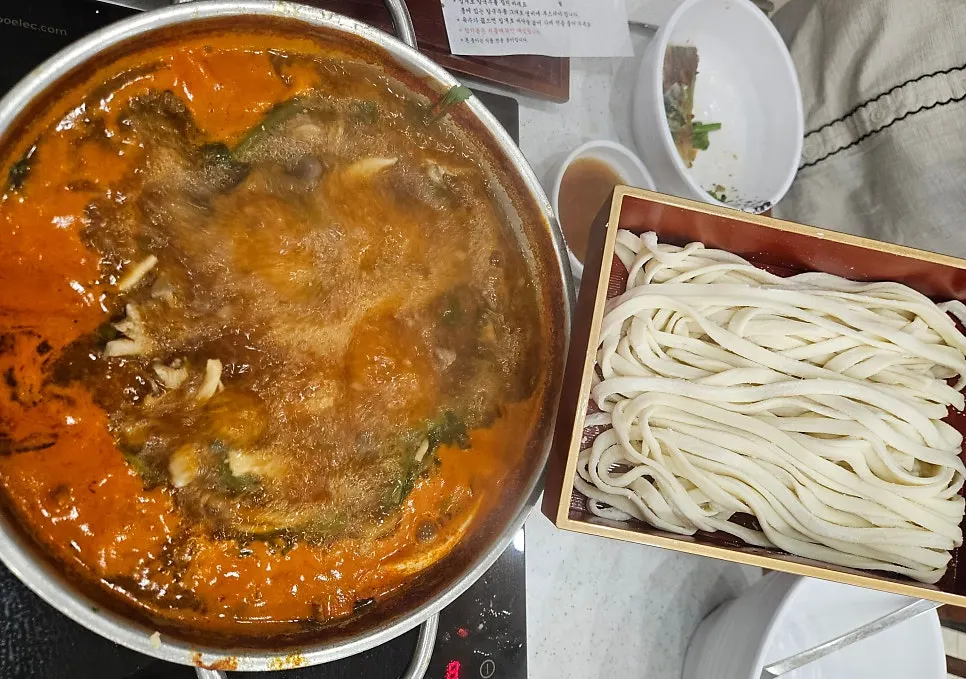 칼국수와 만두 샤브 메뉴 구성