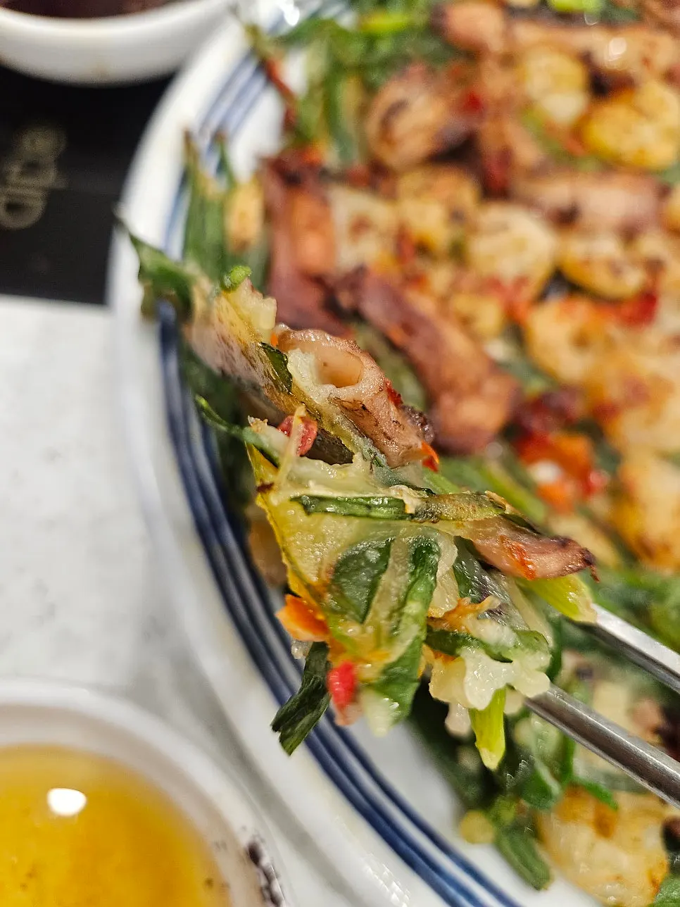차돌 미나리 칼국수 국물과 면
