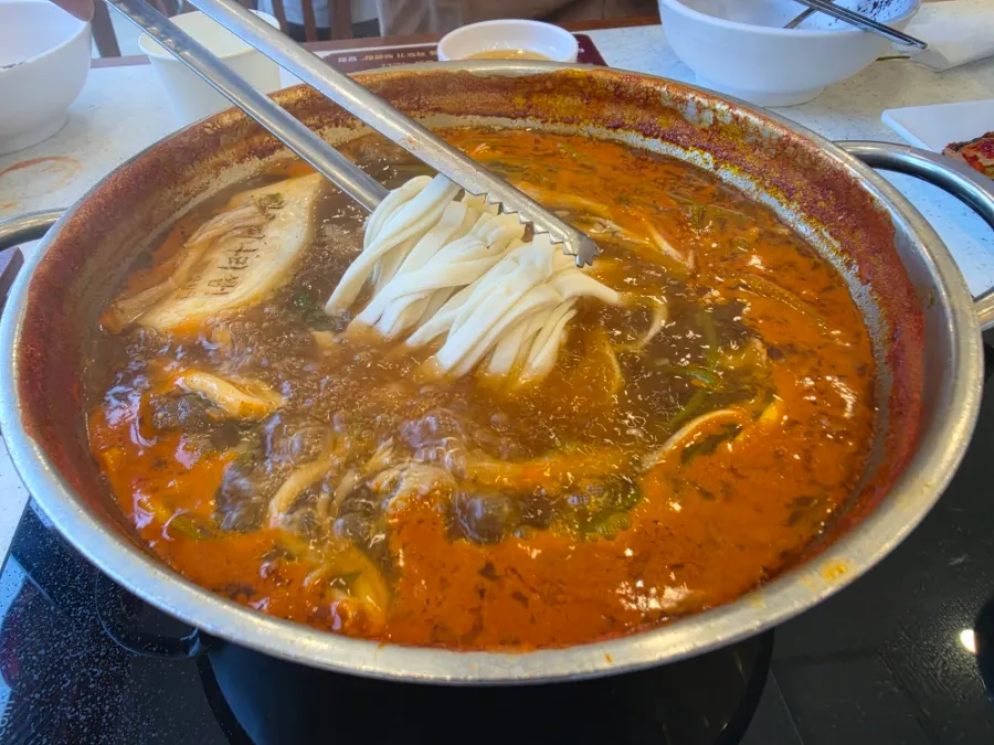 Minari and mushrooms dipped in sesame oil sauce