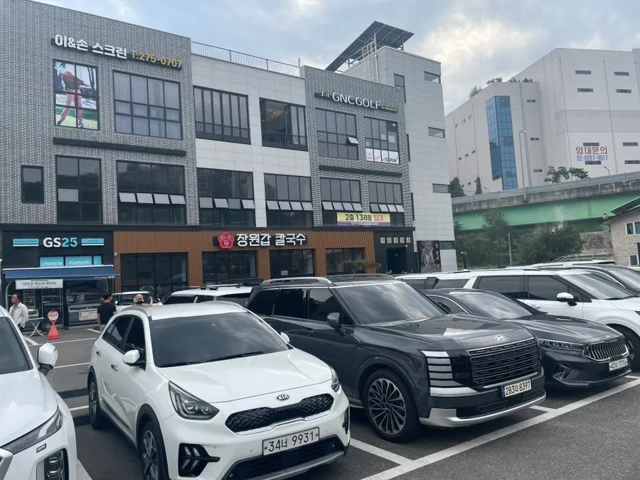 장원갑칼국수 매장 앞 전용 주차장