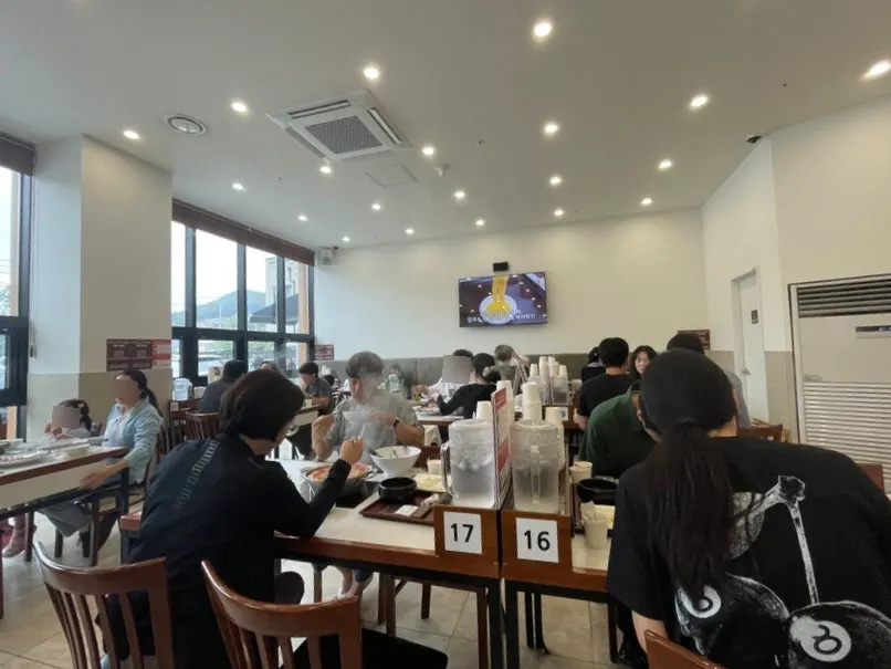반찬과 육수를 담는 셀프바
