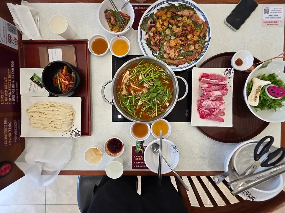 통새우 해물파전과 차돌 미나리쌈 칼국수 상차림