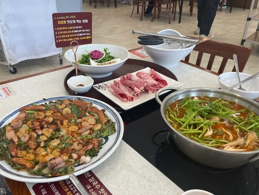 새우가 가득 올라간 통새우해물파전
