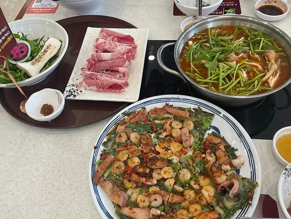 얇은 반죽의 해물파전 단면