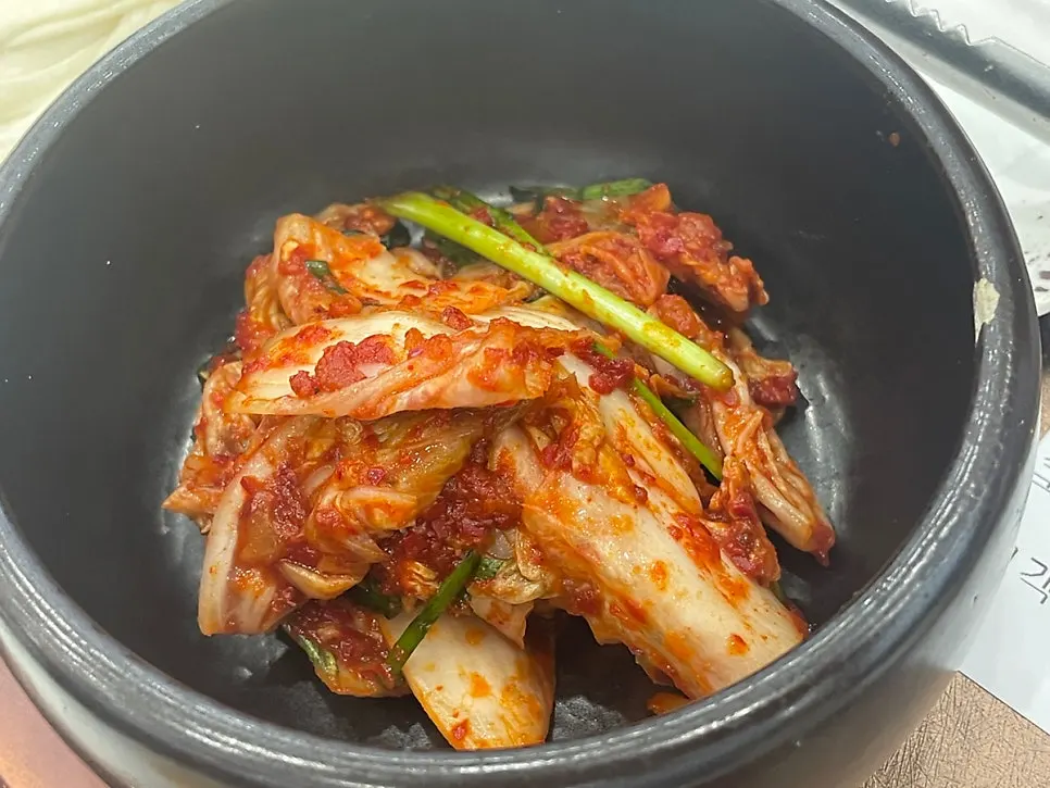 버섯과 미나리를 건져 담은 접시