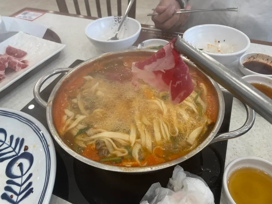 밑반찬과 함께 차려진 테이블