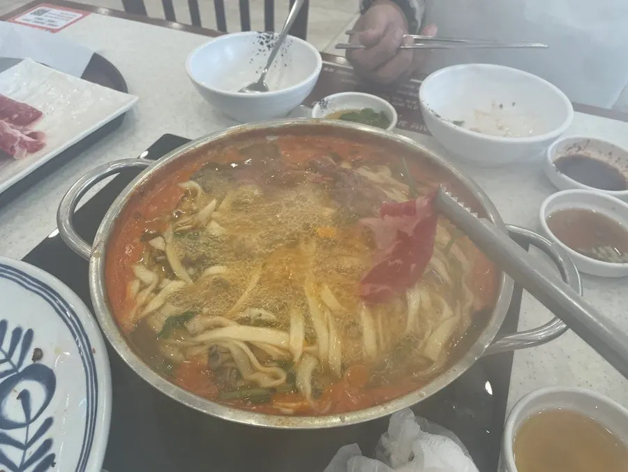 추가한 생전복 2마리와 자가제면 칼국수