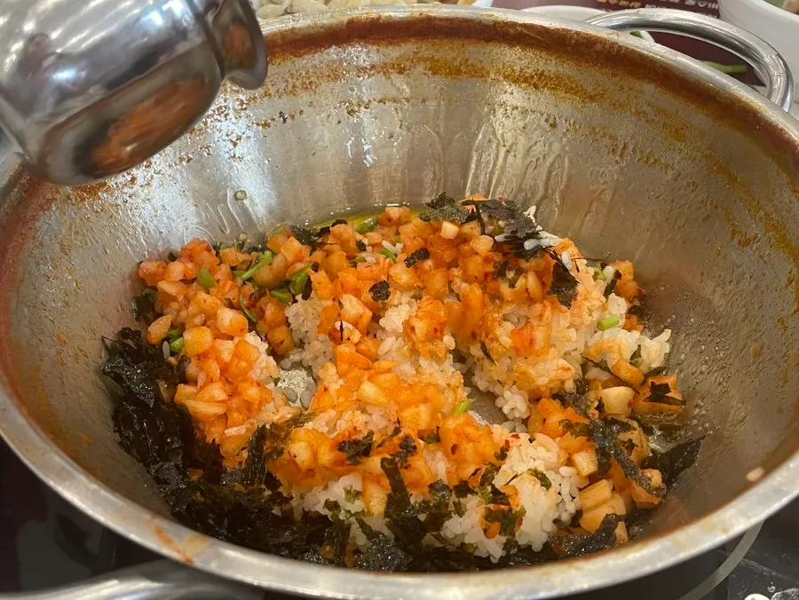 소금들기름 장에 찍은 칼국수 면