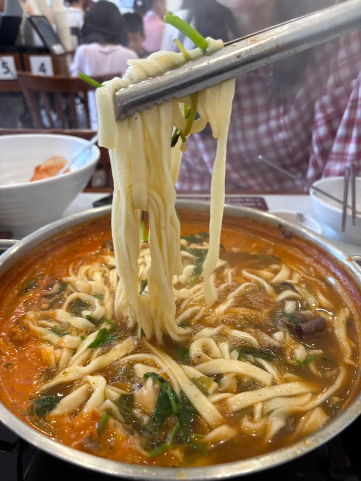 쭉쭉 늘어나는 칼국수 면