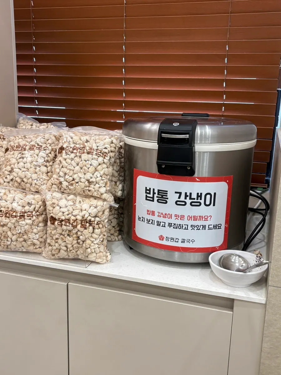 볶음밥과 후식 공간