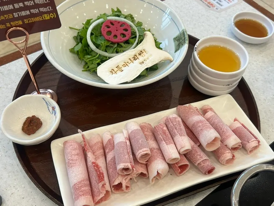차돌미나리쌈 샤브칼국수 구성
