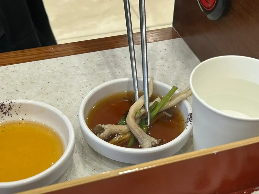 육수에 데친 버섯과 채소