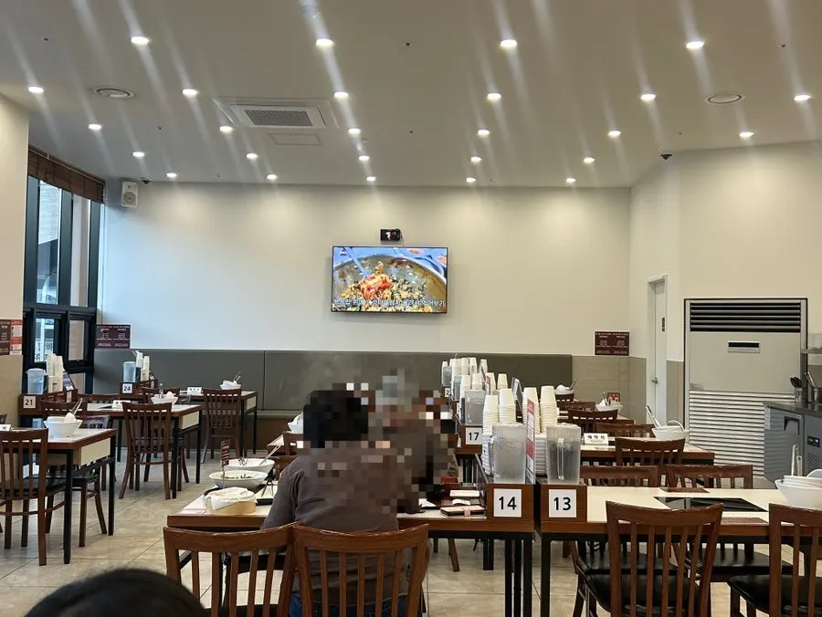 넉넉한 테이블과 주차 공간 안내