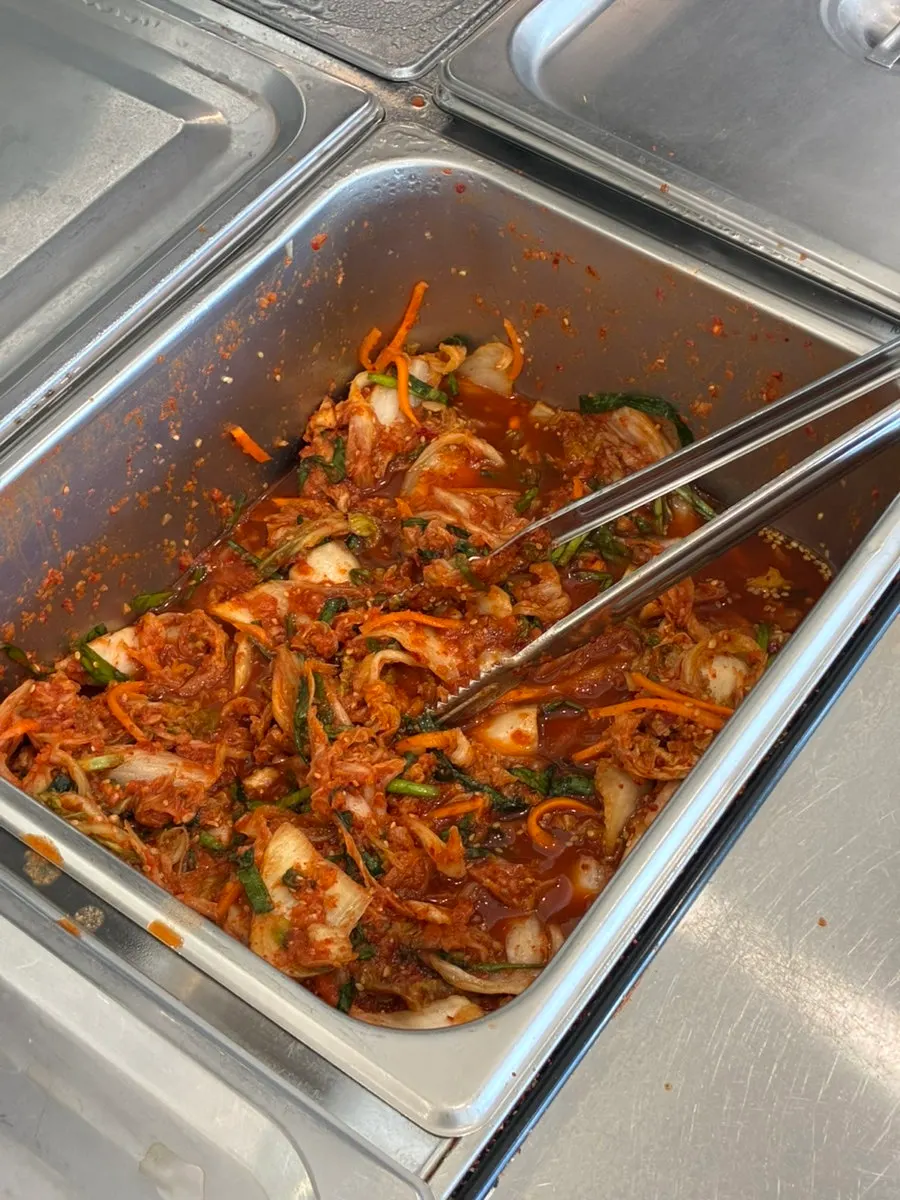 뜨거운 물에 담겨 나온 소독 식기류