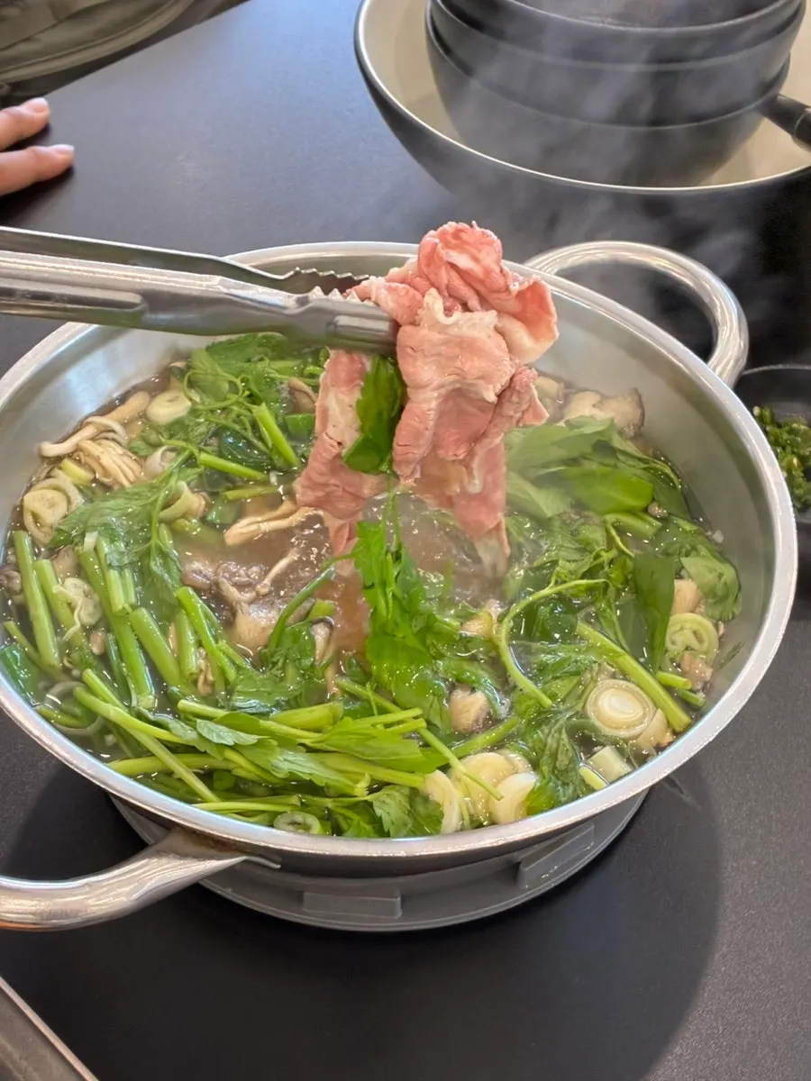 셀프바에서 떠온 석박지 한 접시