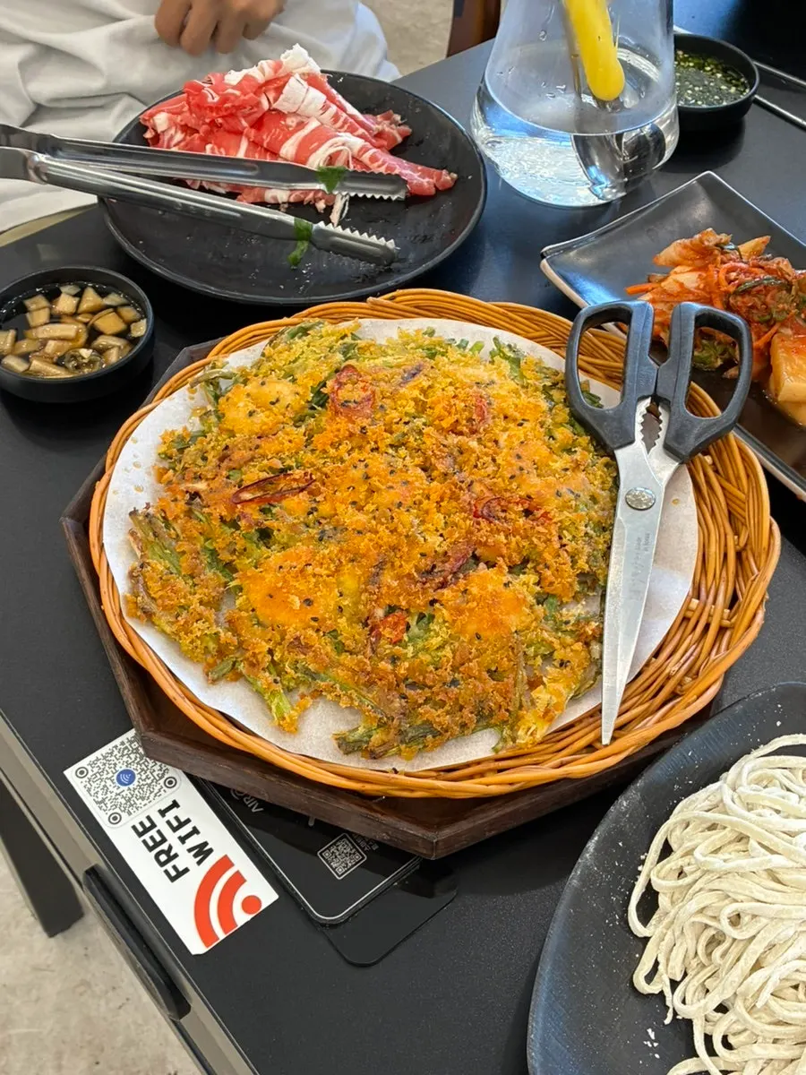 익힌 고기와 채소를 담은 접시