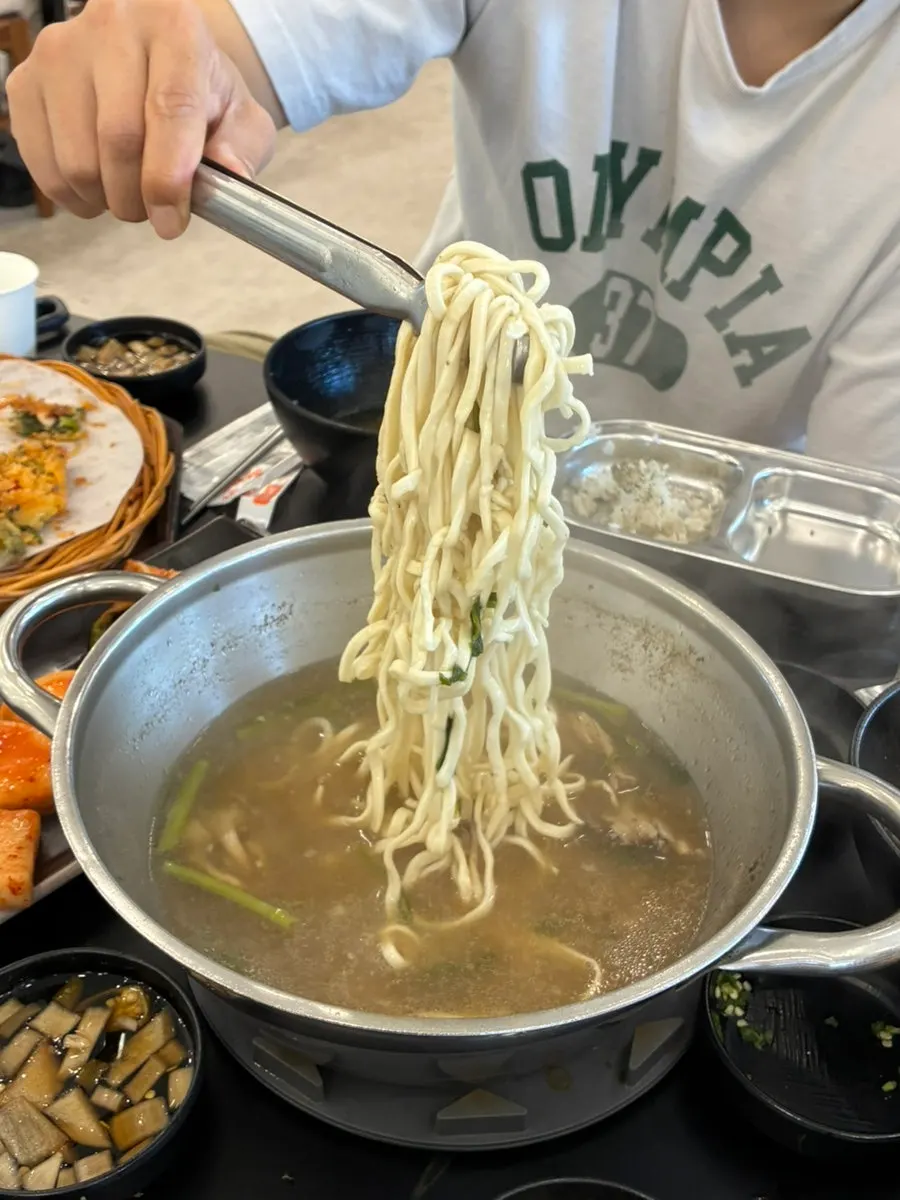 육수에 넣어 끓인 칼국수 면