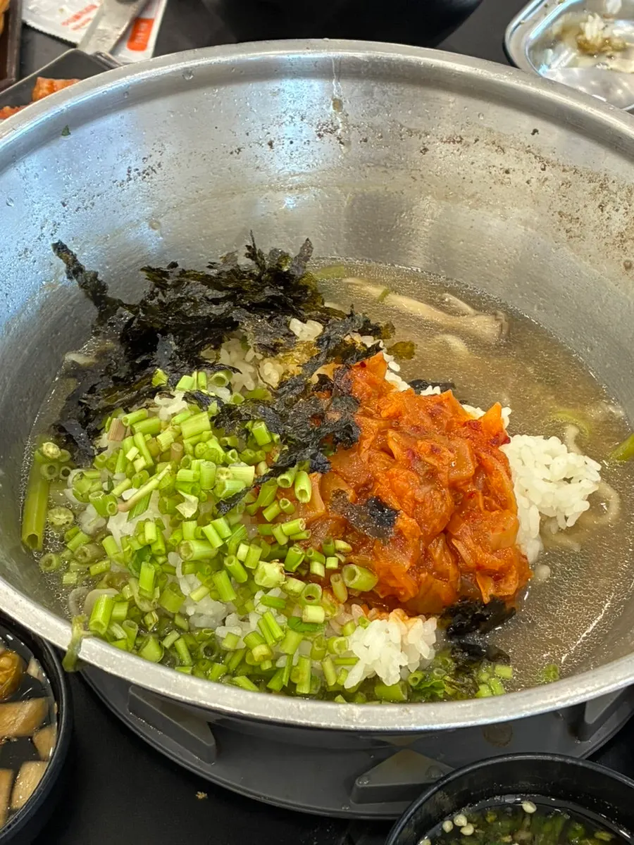 마무리로 끓인 죽 한 냄비