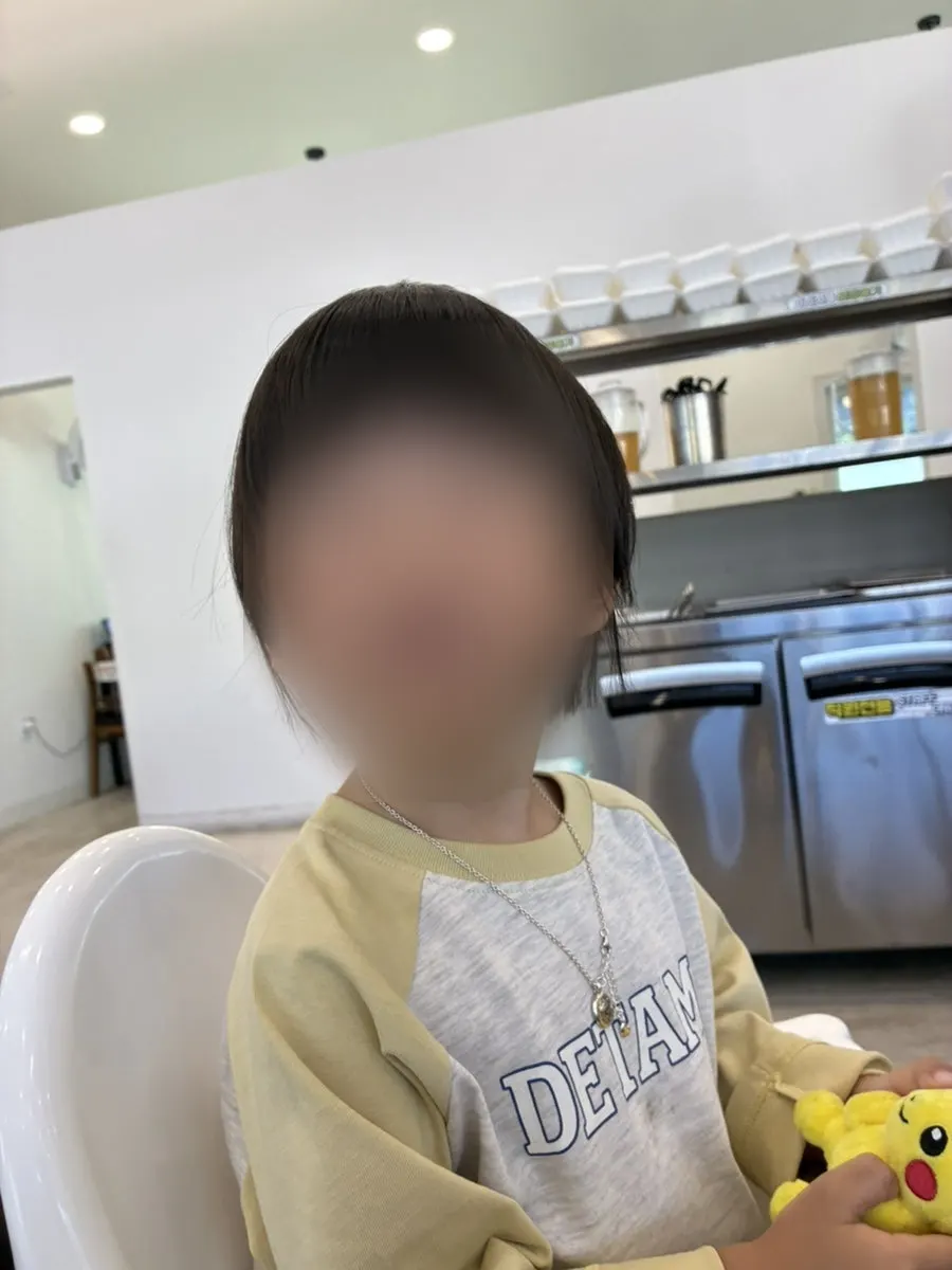 밥 잘 먹은 아이에게 선물로 주신 피카츄 인형