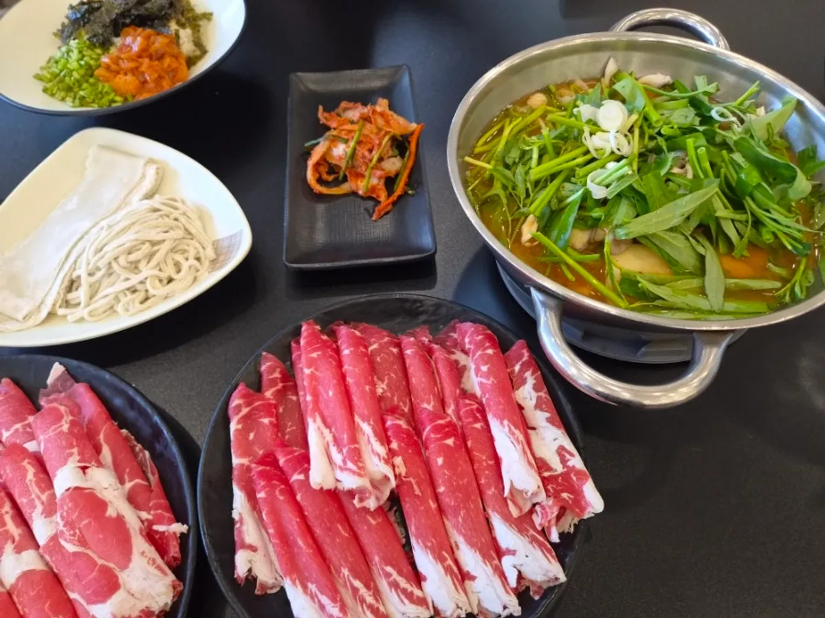 ชุดชาบูชาบูของ Yun Ujae Shabu Kalguksu สาขาโกกีดง