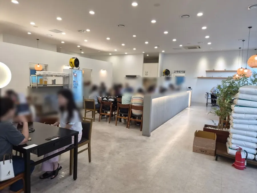 ที่นั่งโซนโถงหลักโทนสีขาว