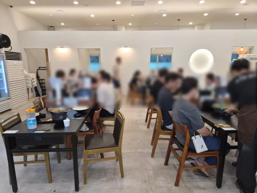 ภายในร้านที่เชื่อมไปยังห้องด้านใน