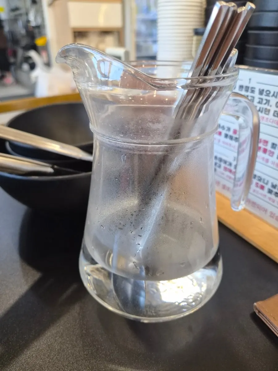 โต๊ะมีเตาแม่เหล็กไฟฟ้าในตัวและช้อนส้อมที่ฆ่าเชื้อแล้ว