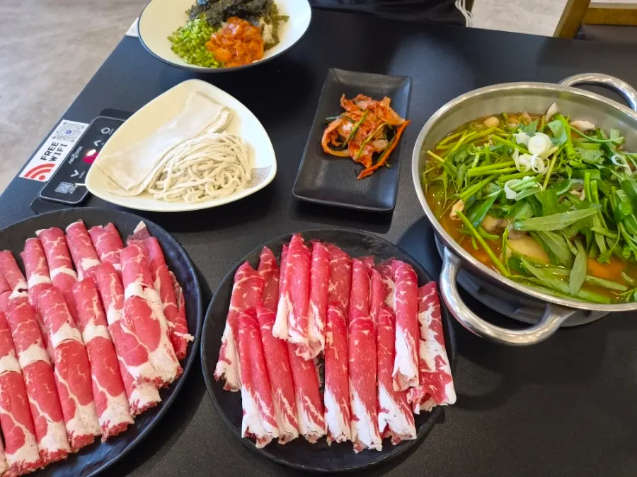 ชาบูชาบู 2 ที่พร้อมเนื้อที่สั่งเพิ่ม