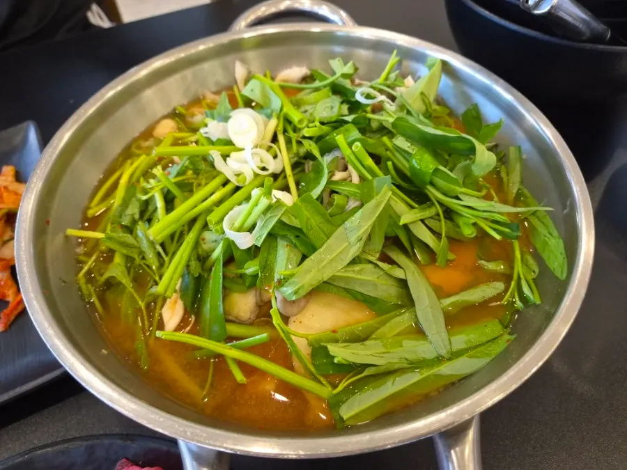หม้อน้ำซุปเดือดใส่เนื้อและผัก