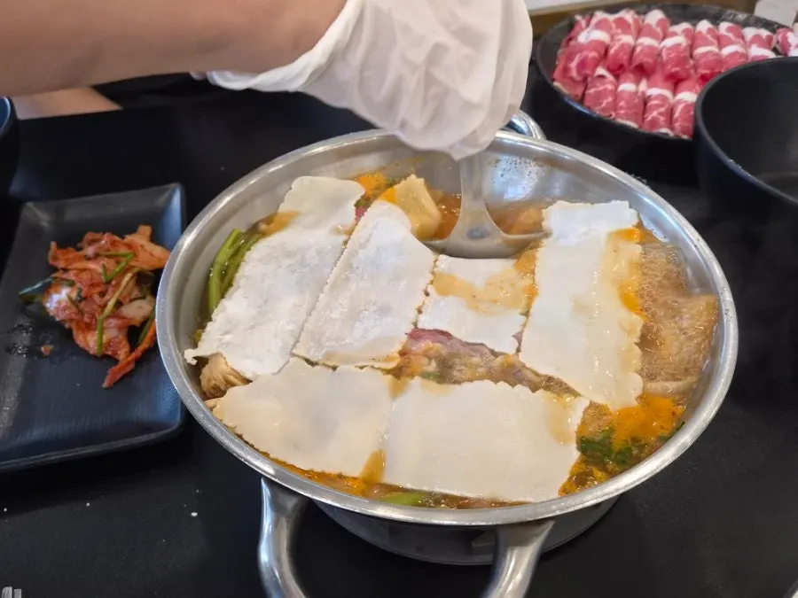 เส้นคัลกุกซูแบนที่พนักงานตัดใส่ให้