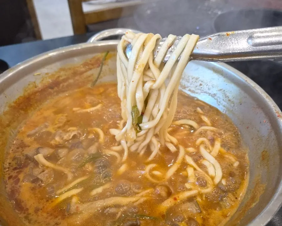 เส้นคัลกุกซูที่ใส่ลงหม้อ
